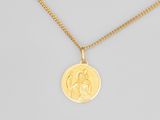 un collier plaqué or orné d'une image de la Vierge à l'Enfant