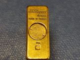 un lingot d'or posé sur une table