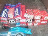 une pile de cartons de sodas posée par terre