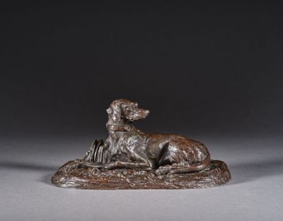 sculpture en bronze représentant un chien et un chat sur un rocher