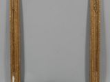 un cadre or antique sur fond blanc