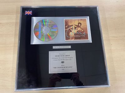 une image représentant un CD sur lequel figure la photo d'une femme