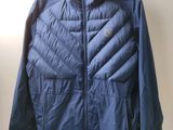 La veste est suspendue à un cintre dans un coin de la pièce.