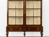 une vitrine ancienne en noyer, avec des portes vitrées et des tiroirs