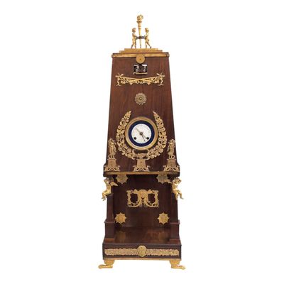 Rare PENDULE borne en acajou et bronzes dorés, la base recta…