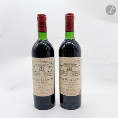 deux bouteilles de vin rouge posées l'une à côté de l'autre sur une surface blanche
