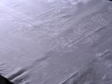une photo d'un lit recouvert d'une couette blanche