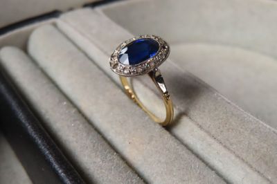 Bague en or jaune et blanc (750/1000e) ornée d'une pierre bl…