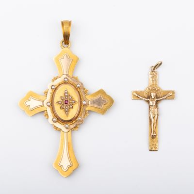 deux croix en or et un pendentif en forme de croix orné d'une croix