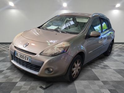 la photo d'une voiture argentée garée dans un garage