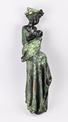 statue en bronze d'une femme coiffée d'un chapeau