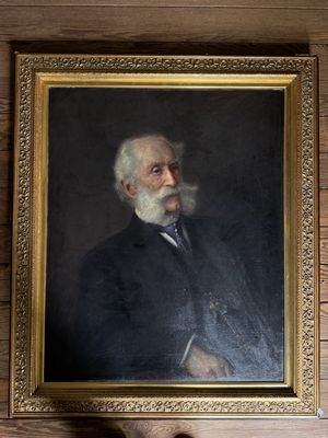 portrait d'un vieil homme à la barbe blanche, vêtu d'un costume noir