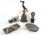 une cloche et quelques objets posés sur une table