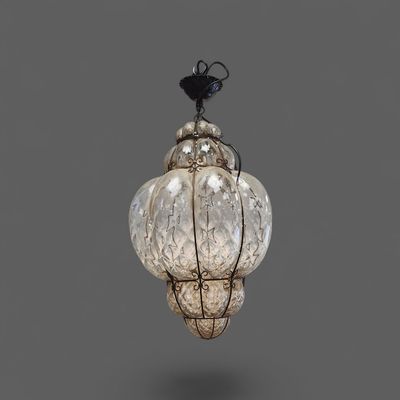 un gros plan d'un luminaire en verre suspendu au plafond