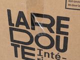 a cardboard box with the words larre dou tete written on it