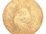 gros plan d'une pièce de monnaie sur fond blanc