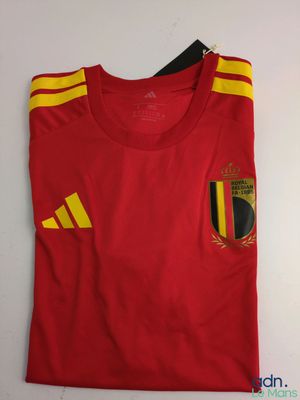 un t-shirt rouge orné d'une rayure jaune et rouge