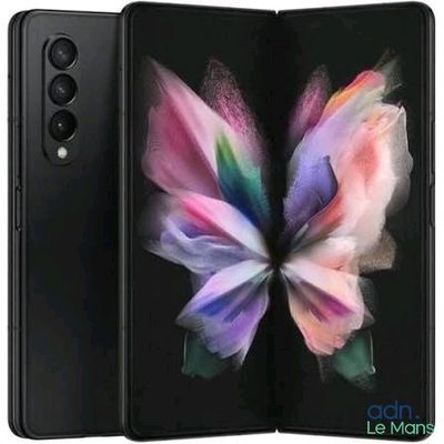un gros plan d'un téléphone orné d'un motif de papillon