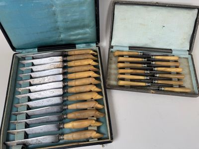 beaucoup de couteaux dans un étui posé sur la table