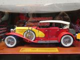 une maquette de voiture rouge et jaune dans une vitrine