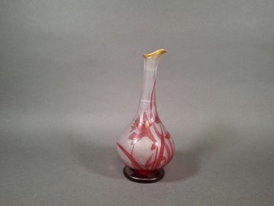 un vase en verre avec un motif rouge et blanc