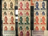 un ensemble de timbres représentant différents visages, présentés dans une vitrine