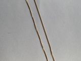 un collier en or auquel est attachée une chaîne