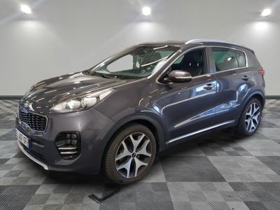 un SUV gris garé dans un garage au sol carrelé