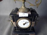 une horloge posée sur une table