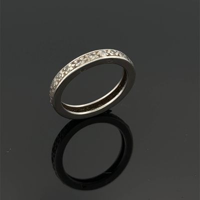 une bague en or blanc 18k et diamants