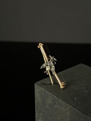 BROCHE BARRETTE en or 750/°°° (18k) à deux tons, à décor d'u… - Photo 1