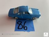 une petite voiture posée sur une feuille de papier