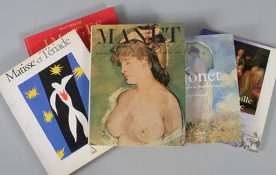 trois livres posés sur une table, dont l'un représente le visage d'une femme et l'autre est