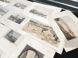 beaucoup de vieilles photos sur la table