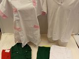 deux chemises blanches, une chemise verte, une chemise rouge et blanche, une chemise verte et blanche, une chemise rouge et blanche et une chemise blanche
