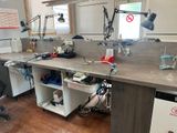 une photo d'un atelier où le plan de travail est encombré
