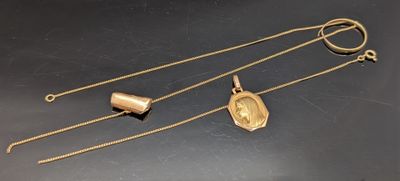 deux colliers en or, composés d'une pièce et d'une chaîne, posés sur un fond noir