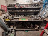 un établi avec de nombreux outils