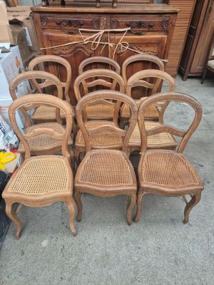 beaucoup de chaises et une commode dans une pièce