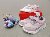 une paire de chaussures et un sac posés par terre