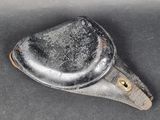 gros plan d'un objet métallique sur une surface noire