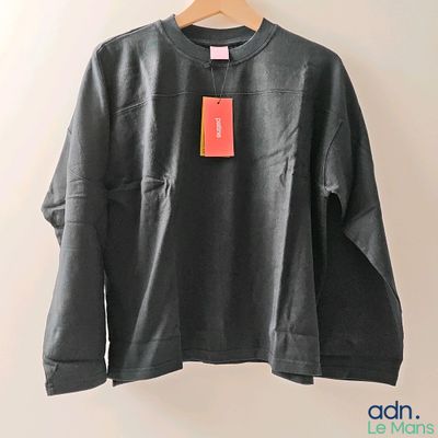 une photo d'un sweat-shirt noir suspendu à un cintre