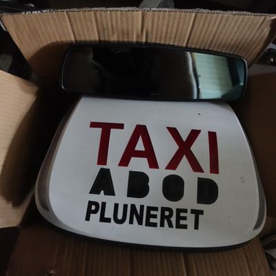 une pancarte portant l'inscription « taxi » près de Plumnert, à l'arrière d'une voiture