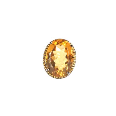 une bague ovale en citrine, dont la pierre centrale est entourée de petits diamants