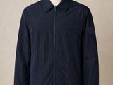 une veste bleu marine sur un mannequin, un mannequin, un mannequin, un mannequin, un mannequin, un mannequin, un mannequin, un mannequin, un mannequin