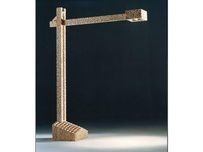 une grande lampe avec une structure métallique sur fond noir