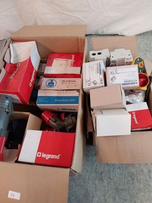 de nombreuses caisses contenant du matériel électronique qui traînent par terre