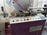 une machine qui se trouve à l'intérieur d'un bâtiment