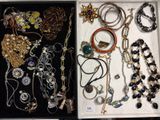 beaucoup de colliers et de bracelets rangés dans une boîte