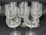 plusieurs verres à vin vides sont alignés sur une table